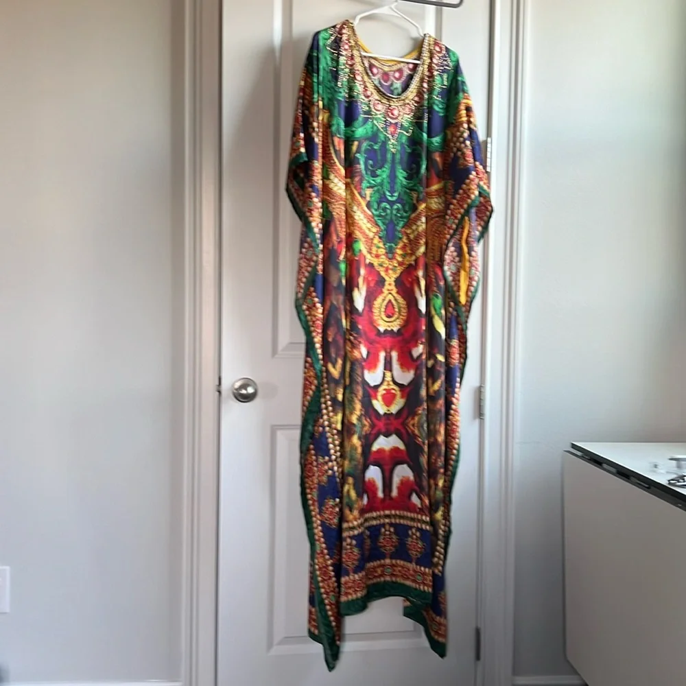 kaftan bought in Dubai - os - feels like silk not sure of actual material - Picture 1 of 2